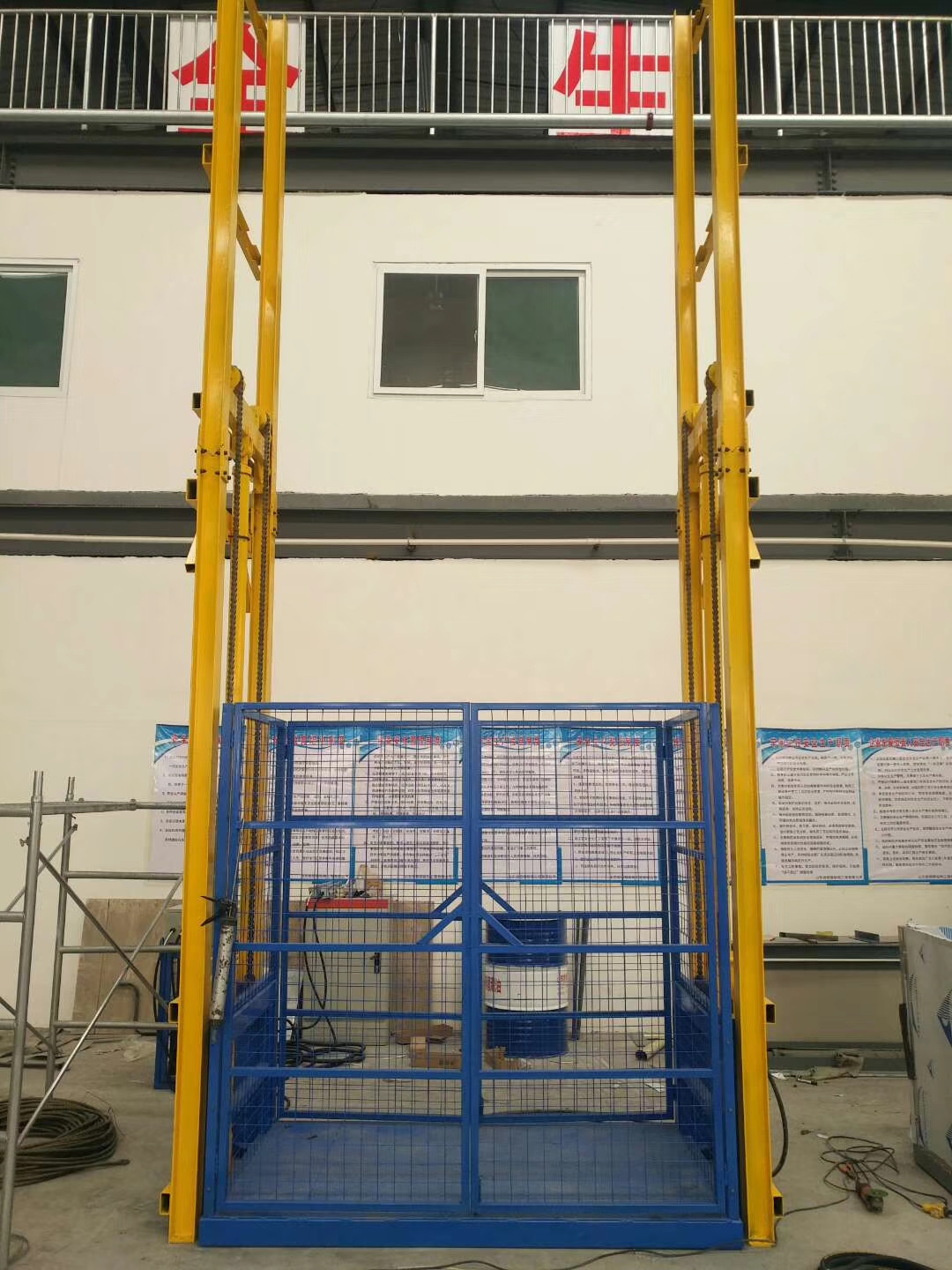 山东鲁抗舍里乐药业导轨式升降货梯